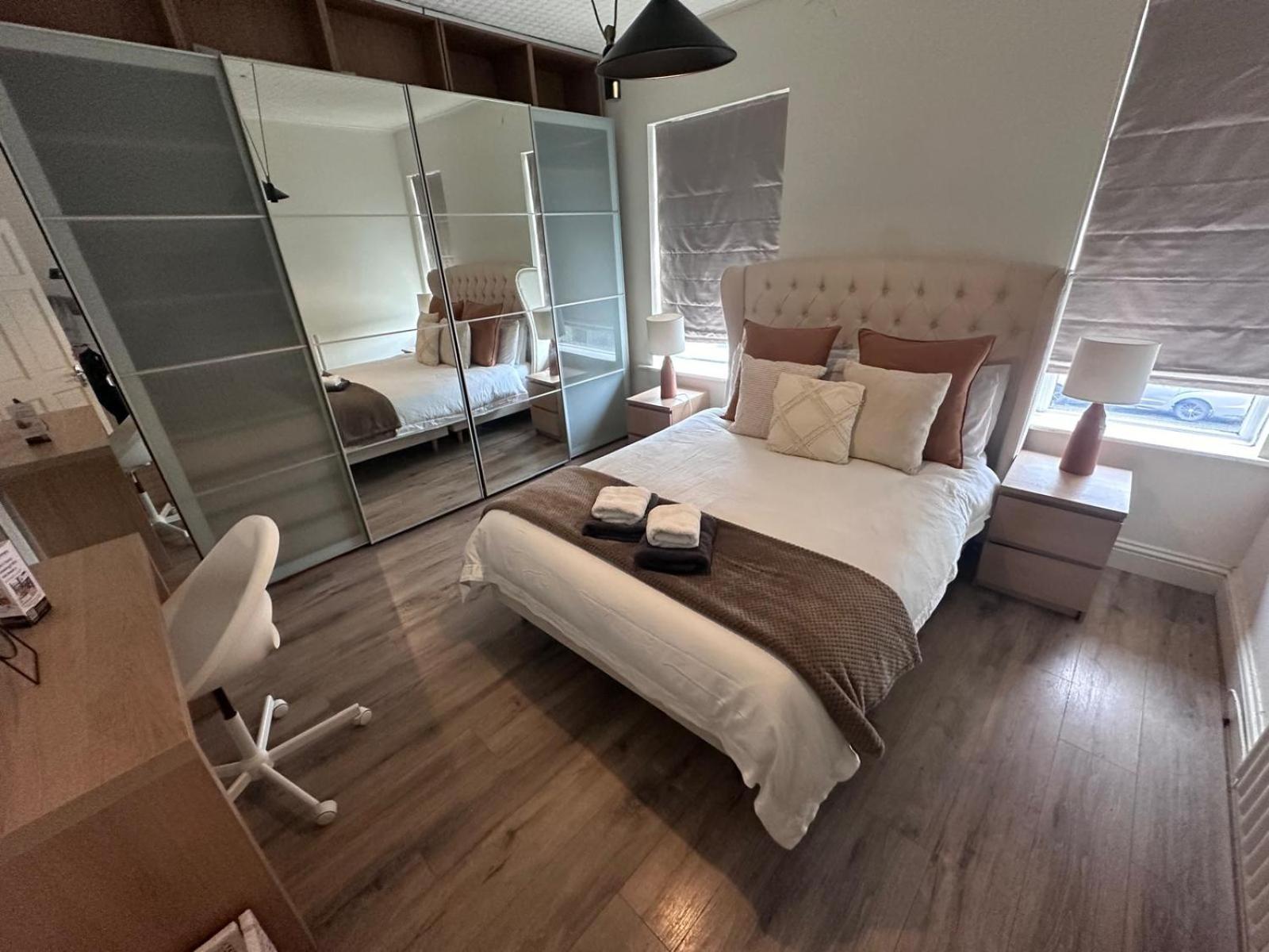 Stylish Interior Cosy Haven - On-street Parking Holiday home Manchester